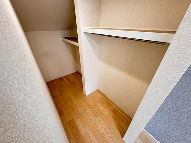 ２階６．７５帖の居室には大容量のウォークインクローゼットを設けました。お洋服をたくさんお持ちの方には嬉しいスペースです。