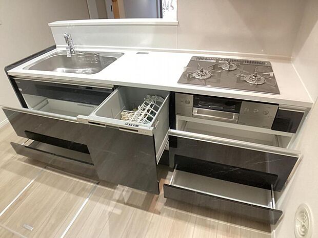 リビング全体を見渡せる対面式キッチンです。日々のお料理を快適に。浄水器一体型水栓に3口グリルコンロ、食洗器と機能も充実しております。