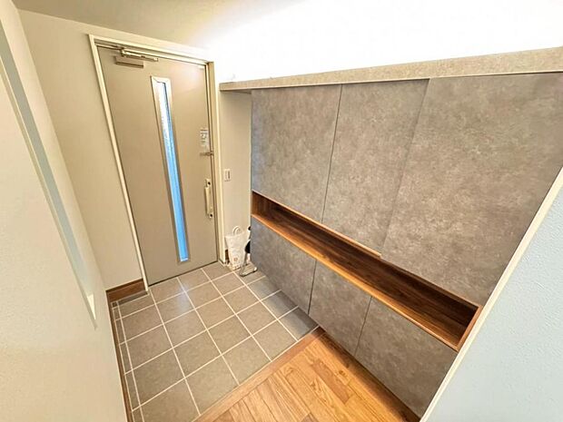 清潔感のある明るい空間でお客様をお迎えできます。シューズクロークを設置し、スッキリした空間が保てます。