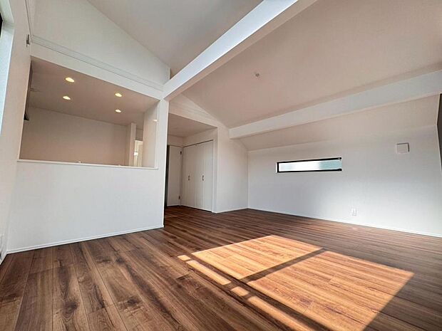 リビング上部を勾配天井にする事で抜群の開放感を演出しております。暮らしの中心となる場所だからこそ快適性に拘りました。一日中、明るく輝きに満ちた空間を演出しております。