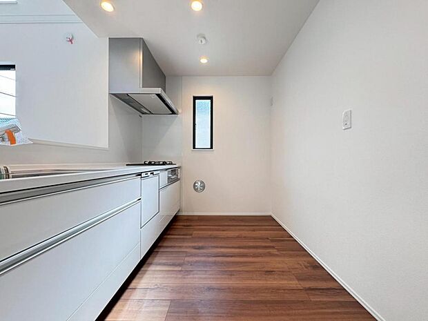 浄水器一体型水栓に3口グリルコンロ、食洗器と機能充実なシステムキッチンで、効率的な家事作業をサポート。キッチンワークが楽しくなります。