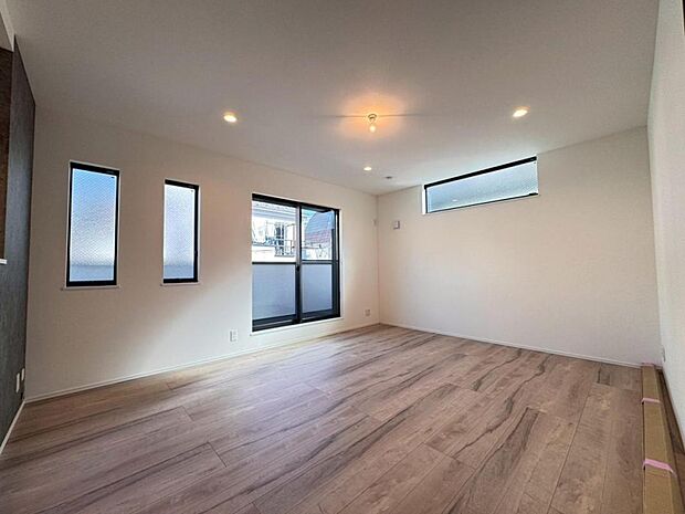 一日の中で多くの時間を過ごすリビングだからこそ、いつも穏やかな空間を。足元からじんわり暖まる床暖房を標準装備♪空気や肌が乾燥しにくく、また塵や埃も舞い上がりません。