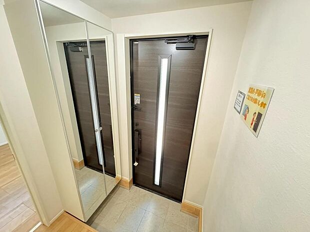 清潔感のある明るい空間でお客様をお迎えできます。シューズクロークを設置し、スッキリした空間が保てます。シューズボックスには姿見がございます。身だしなみを最終チェックしてお出かけください♪