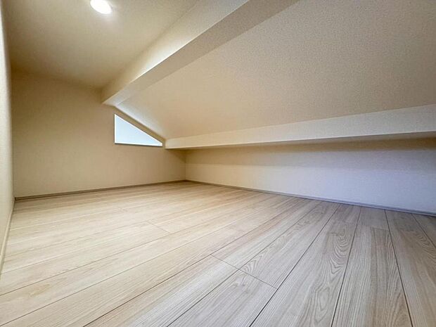 様々な用途で使用できるロフトは広々４．３７帖。お子様の隠れ部屋として、ご家族の季節物のお洋服、趣味のものなどをまとめた収納として等、多目的にご活用ください♪