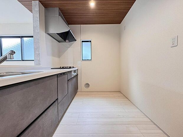 機能充実のシステムキッチンです。浄水器一体型水栓に3口グリルコンロ、食洗器と充実しておりママの家事をサポート致します。