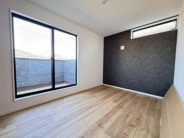 二面採光で、陽当り・風通しの良い洋室です。クローゼットも完備しておりますので、居住スペースを有効にお使いいただけます。