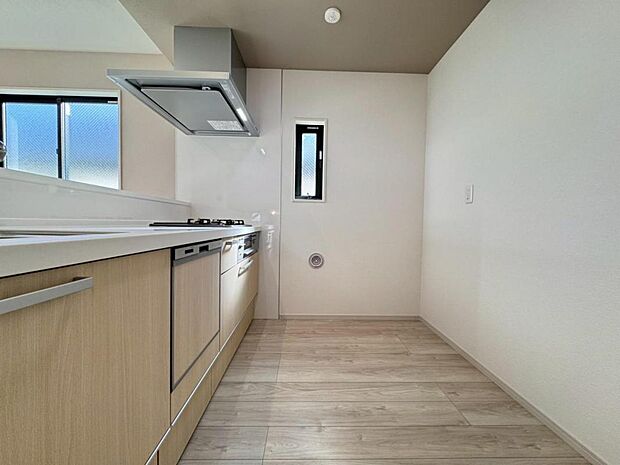 機能充実のシステムキッチンです。浄水器一体型水栓に3口グリルコンロ、食洗器と充実しておりママの家事をサポート致します。