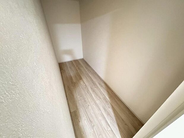 １階６帖の居室には大容量のウォークインクローゼットを設けました。お洋服をたくさんお持ちの方には嬉しいスペースです。