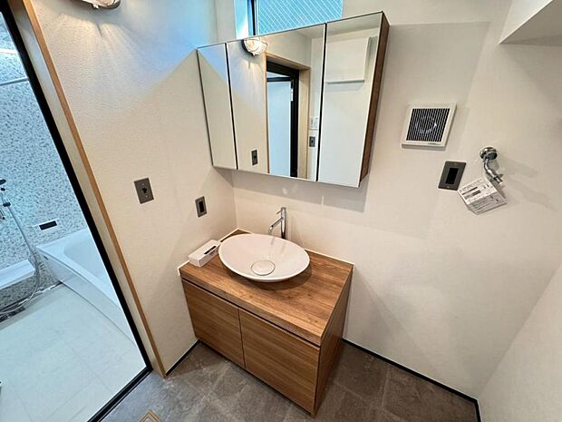 見た目の美しさだけではなく、機能性も追求した使い勝手の良い鏡裏収納付3面鏡型の独立洗面化粧台です♪