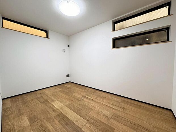 二面採光で、陽当り・風通しの良い洋室です。クローゼットも完備しておりますので、居住スペースを有効にお使いいただけます。