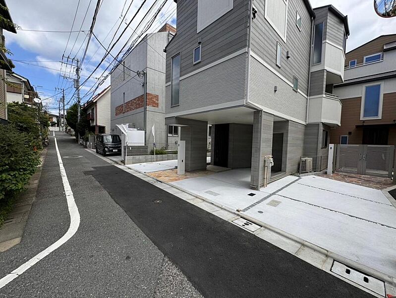 お車の出し入れも便利な前面道路です。