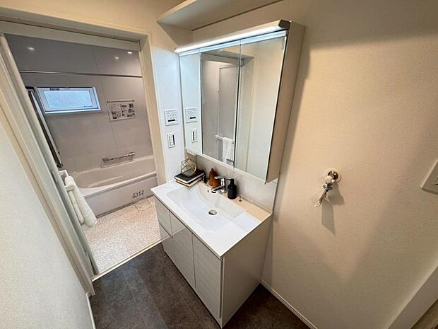 【洗面化粧台】実用性と機能美を兼ね備えた先進の洗面化粧台になります。耐水性や撥水性にも優れた仕様、3面鏡と一体となったキャビネットは収納力もUPします。