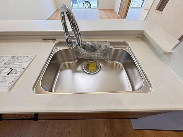 【浄水器一体型水栓】水栓の中に浄水カートリッジが組み込まれた「浄水器一体型水栓」です。ホースが伸びるのでシンクのお掃除も快適です。