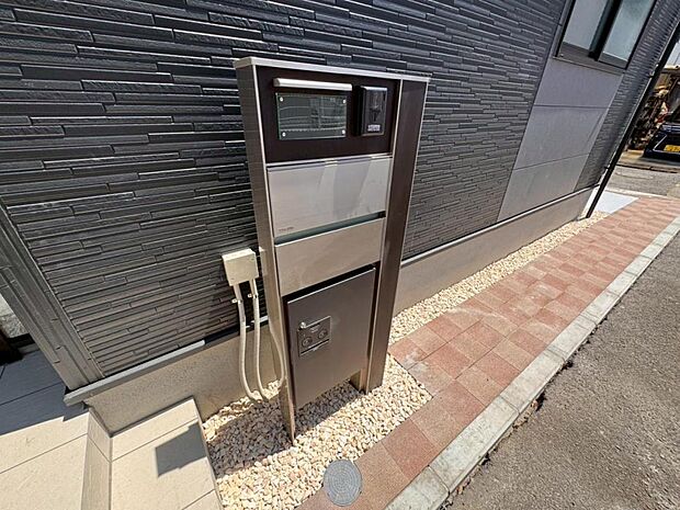 【宅配BOX】大型宅配物もしっかり保管出来る宅配BOXが設置されております。留守中の荷物の受け渡しもスムーズに♪長期不在時もご安心いただけます。
