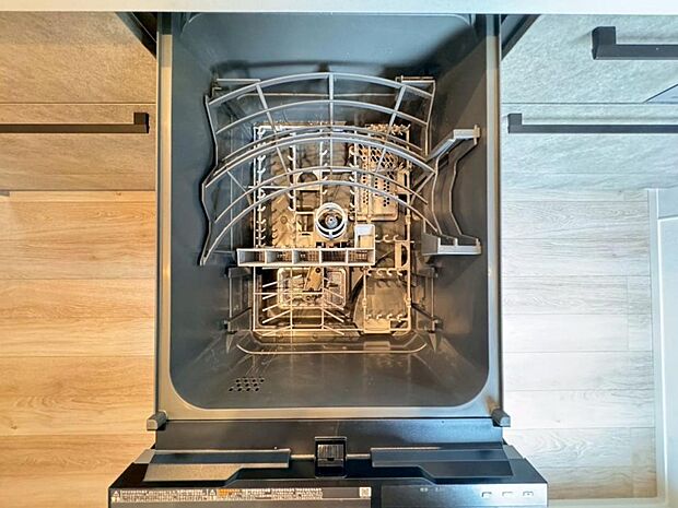 【食洗機】しつこい油汚れもサッと溶かして洗います。除菌も出来るので小さなお子様の食器洗いにも安心です。また、手洗いに比べて使用水量はごくわずか。時間と水道の節約になります。