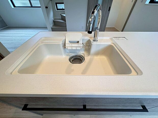 【浄水器一体型水栓】水栓の中に浄水カートリッジが組み込まれた「浄水器一体型水栓」です。ホースが伸びるのでシンクのお掃除も快適です。