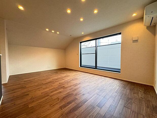 【ダイニング】リビングは１９．２帖ございます。外からの視線が気になりにくい２階リビング。プライベートを守りながら、ご家族との楽しい時間をお過ごし頂けます。