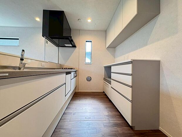 【キッチン】機能充実のシステムキッチンです。浄水器一体型水栓に3口グリルコンロ、食洗器と充実しておりママの家事をサポート致します。