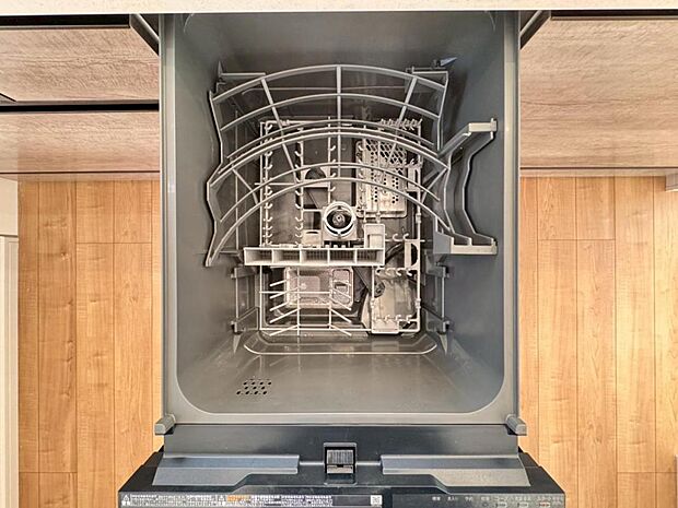 【食洗機】立ったままラクな姿勢で食器の出し入れができる食洗器を標準装備。キッチンにすっきり収まり使いやすいスライド型ビルトインタイプです。