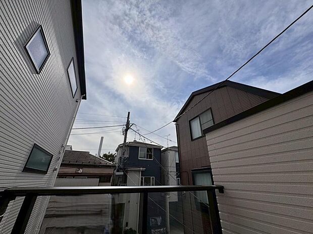 【眺望】圧迫感がなく、見晴らしや陽当りも良好です。閑静で落ち着いた街並みは心に安らぎとゆとりを叶えてくれます。