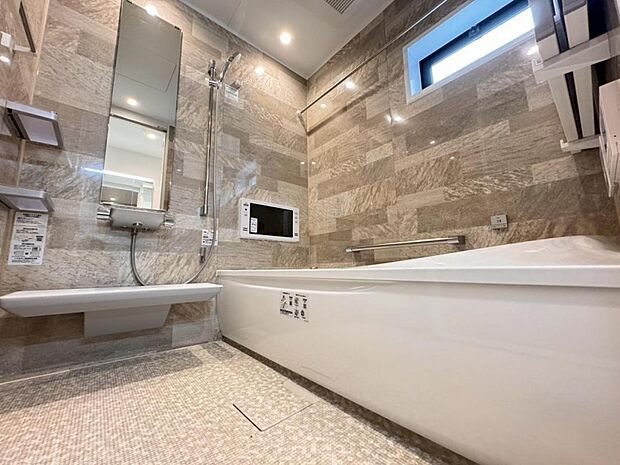 【バスルーム】一日の疲れを癒すバスルームです。いつでも温かいお湯に浸かっていただけるよう、追炊き機能がございます。また、雨の日や花粉の時期のお洗濯に最適な浴室換気乾燥機能もございます。