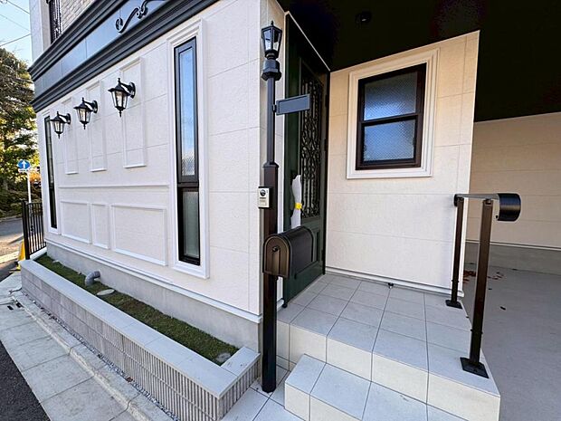 【ポスト】表札が付けられるインターホン付きの機能的な門柱ポストです。無駄のないシンプルなデザインなので、あらゆるお家に馴染みやすいのが魅力です。