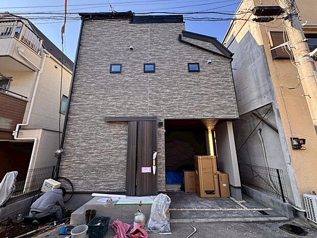 【外観】木造3階建て設計、3LDK+カースペース。暮らしを豊かにサポートする仕様設備や広々としたキッチンなど魅力が詰まったお住まいです。