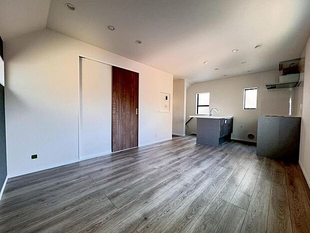 【リビング】リビングはご家族やお客様との時間など、多くの時を刻む空間。建築家が吟味を重ねたこだわりの設計です。