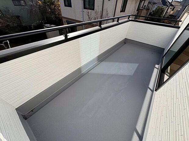 【バルコニー】陽当りの良いワイドバルコニーはお洗濯物が効率よく乾きます。季節の光と風を感じられるとっておきの空間です。