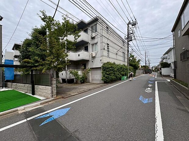【前面道路】お車の出し入れも便利な前面道路です。歩道もしっかり整備されておりますので、小さなお子様がいらっしゃるファミリー層にも安心です。