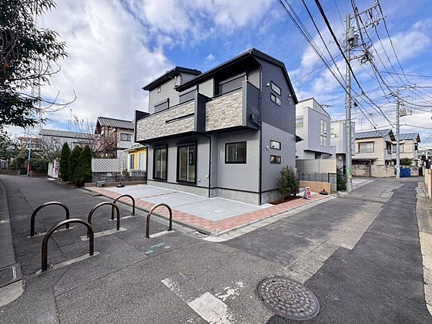 【前面道路】お車の出し入れも便利な前面道路です。歩道もしっかり整備されておりますので、小さなお子様がいらっしゃるファミリー層にも安心です。