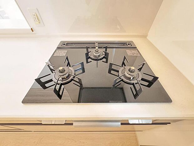 【3口ガスコンロ】3口ガスコンロを採用、同時に複数の調理を進められるため、調理時間が短縮できます。