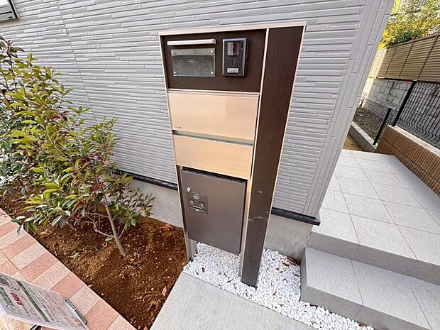 【宅配BOX】大型宅配物もしっかり保管出来る宅配BOXが設置されております。留守中の荷物の受け渡しもスムーズに♪長期不在時もご安心いただけます。