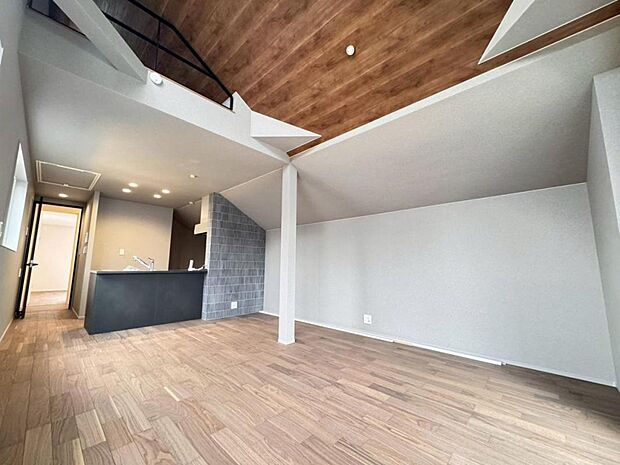 【リビング】一日の中で多くの時間を過ごすリビングだからこそ、いつも穏やかな空間を。リビングは１６．７帖ございます。足元からじんわり暖まる床暖房を標準装備♪空気や肌が乾燥しにくく、また塵や埃も舞い上がりません。