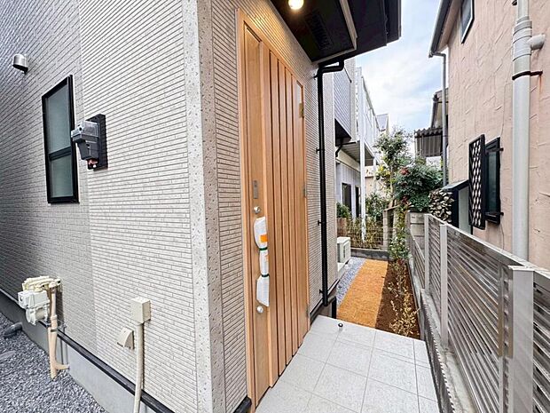 【玄関】お住まいの第一の顔「エントランス玄関」は明るく暖かみのあるデザイン。気持ちの良い1日をここからスタートしましょう。