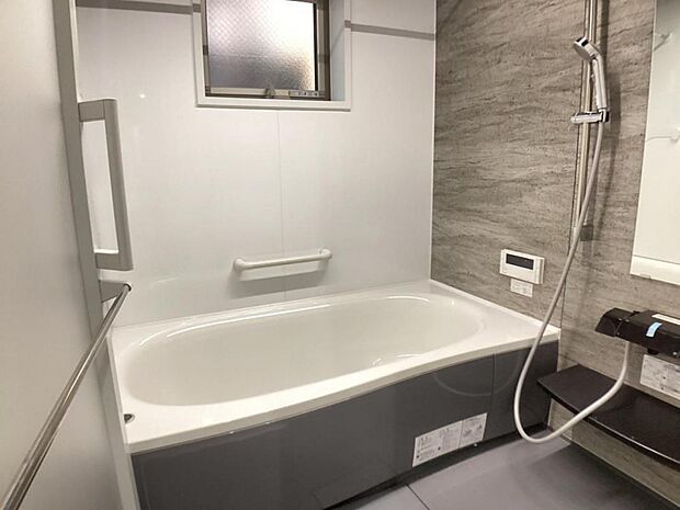 【バスルーム】一日の疲れを癒すバスルームです。いつでも温かいお湯に浸かっていただけるよう、追炊き機能がございます。また、雨の日や花粉の時期のお洗濯に最適な浴室換気乾燥機能もございます♪