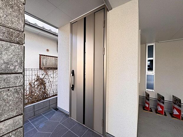 【玄関】お家の第一の顔とも言える「玄関」。清潔感のあるシンプルな空間で大切なお客様をお迎えします。