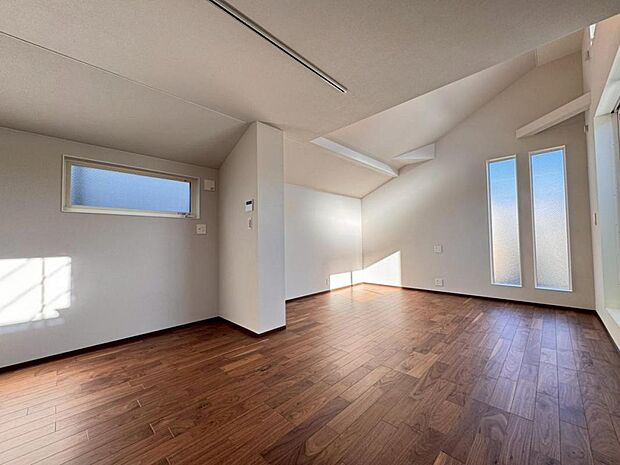 【ダイニング】リビングは17.3帖ございます。外からの視線が気になりにくい2階リビング。プライベートを守りながら、ご家族との楽しい時間をお過ごし頂けます。