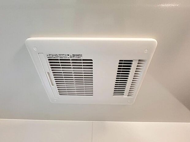 【浴室換気乾燥機】「浴室換気乾燥機」は梅雨の季節や春先の花粉の季節、最近ではPM2.5や黄砂の飛来対策としても外干しせずに室内で乾燥できるため、とても便利です。