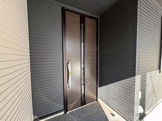 【玄関】お家の第一の顔とも言える「玄関」。清潔感のあるシンプルな空間で大切なお客様をお迎えします。