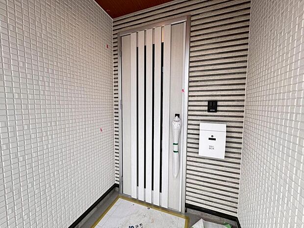 【玄関】お家の第一の顔とも言える「玄関」。清潔感のあるシンプルな空間で大切なお客様をお迎えします。