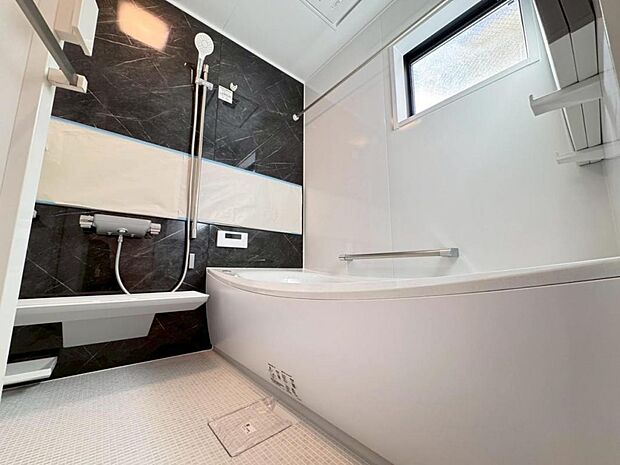 【バスルーム】一日の疲れを癒すバスルームは広々一坪タイプ。足を伸ばしてゆったりと浴槽に浸かっていただけます。雨の日や花粉の時期のお洗濯に最適な浴室換気乾燥機能もございます。