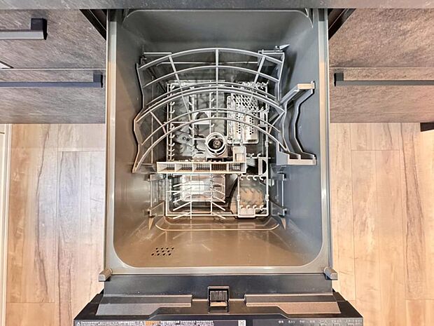 【食洗機】立ったままラクな姿勢で食器の出し入れができる食洗器を標準装備。キッチンにすっきり収まり使いやすいスライド型ビルトインタイプです。