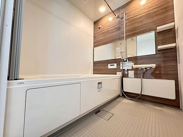 【バスルーム】一日の疲れを癒すバスルームは広々一坪タイプ。足を伸ばしてゆったりと浴槽に浸かっていただけます。雨の日や花粉の時期のお洗濯に最適な浴室換気乾燥機能もございます。