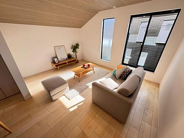 【リビング】一日の中で多くの時間を過ごすリビングだからこそ、いつも穏やかな空間を。リビングは１６．５帖ございます。足元からじんわり暖まる床暖房を標準装備♪空気や肌が乾燥しにくく、また塵や埃も舞い上がりません。