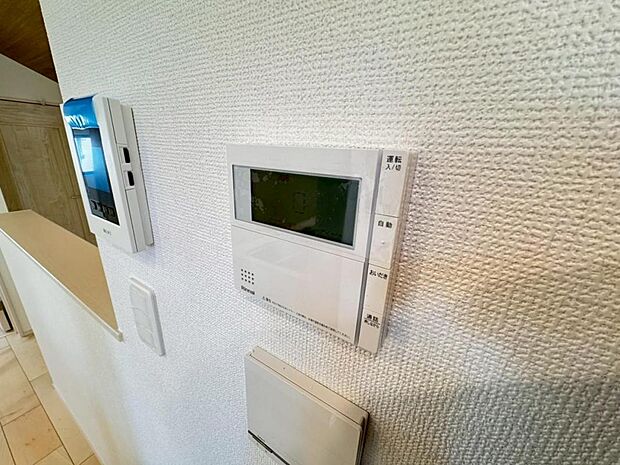 【オートバス】離れた場所からでも浴槽の操作が可能な追い焚き機能付きです。セミオート式になりますので操作も楽々。