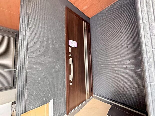 【玄関】お家の第一の顔とも言える「玄関」。清潔感のあるシンプルな空間で大切なお客様をお迎えします。