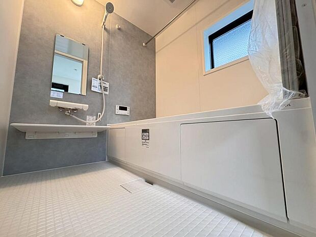 【バスルーム】一日の疲れを癒すバスルームは広々一坪タイプ。足を伸ばしてゆったりと浴槽に浸かっていただけます。雨の日や花粉の時期のお洗濯に最適な浴室換気乾燥機能もございます。