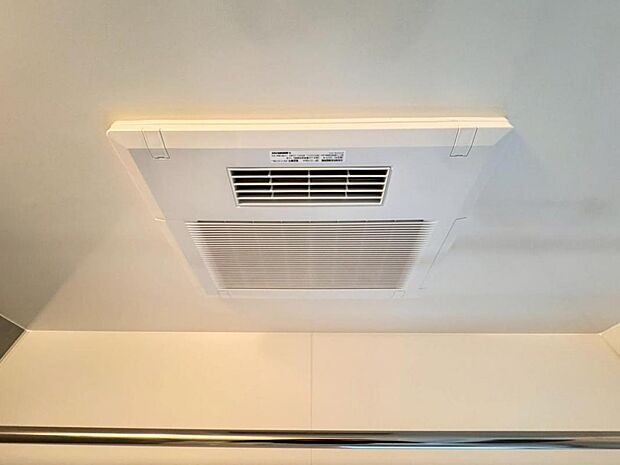 【浴室換気乾燥機】「浴室換気乾燥機」は梅雨の季節や春先の花粉の季節、最近ではPM2.5や黄砂の飛来対策としても外干しせずに室内で乾燥できるため、とても便利です。