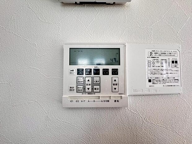 【床暖房】足元からじんわり暖まり、空気や肌が乾燥しにくく、また塵や埃も舞い上がりません。コードがなく室内はスッキリするので小さなお子様やペットがいるご家庭にも最適です。